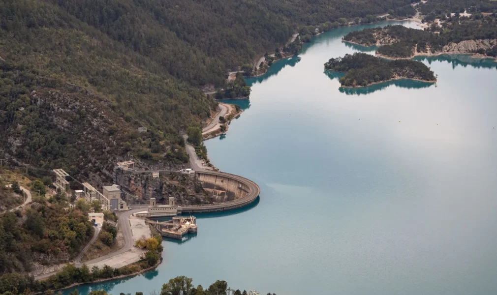 lac de castillon et son barrage